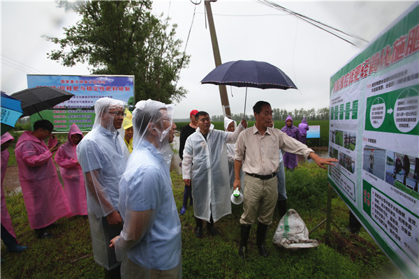 國家重點研發(fā)計劃“納米復合包膜緩控釋肥料研制與應用”課題2019年度研討會及水稻輕簡化施肥技術現(xiàn)場觀摩與交流會在佳木斯成功召開 國家重點研發(fā)計劃“納米復合包膜緩控釋肥料研制與應用”課題2019年度研討會及水稻輕簡化施肥技術現(xiàn)場觀摩與交流會在佳木斯成功召開